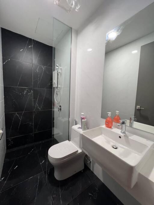 New Georgetown: Modern View Apartment George Town